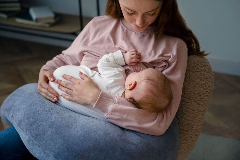 Mère allaitant son bébé de 7 mois