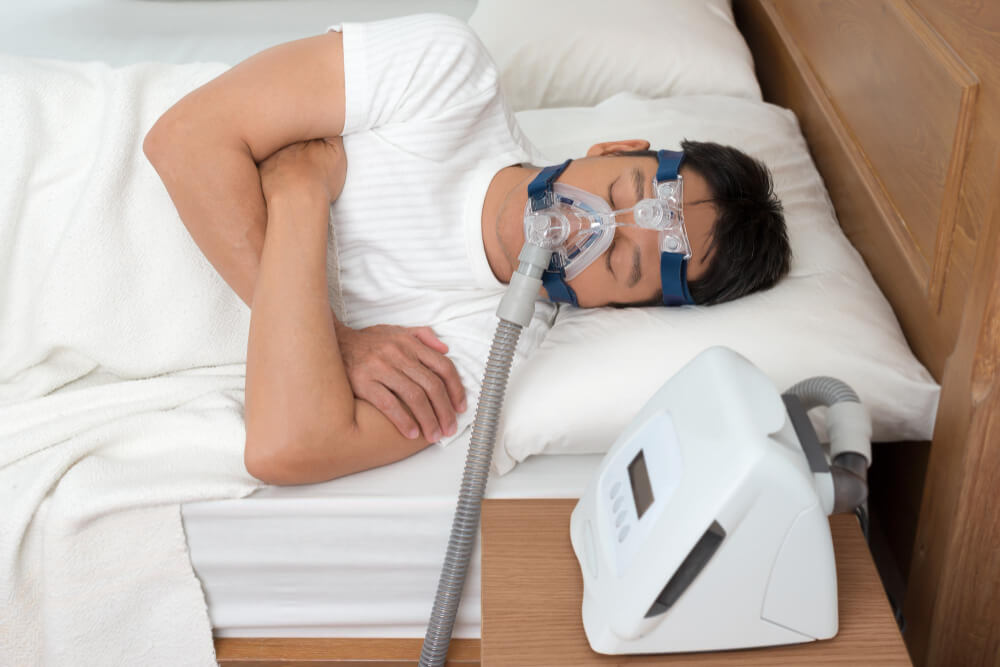 Personne utilisant un masque CPAP (PPC)