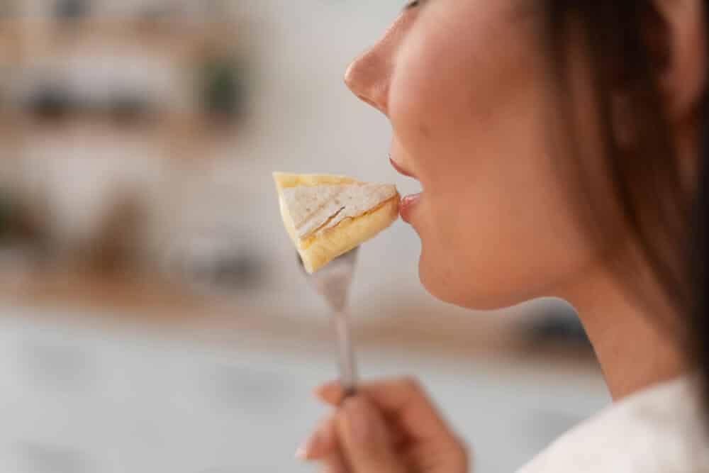 J'ai mangé du fromage au lait cru enceinte : quels sont les risques et que faire ?