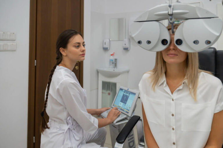 Accueil 1 Patient effectuant un test de vue chez l'ophtalmologue pour vérifier une erreur de correction des lunettes