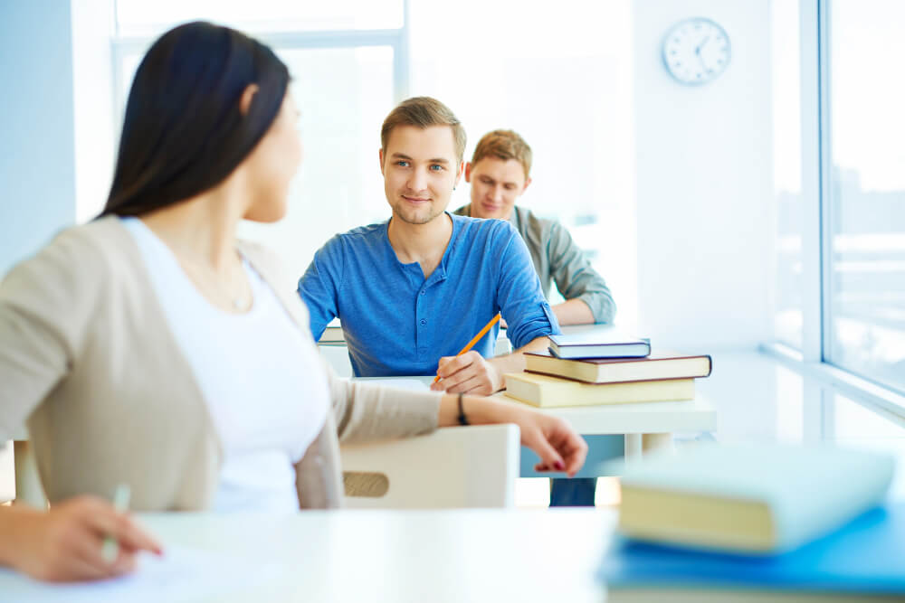 Dentaire ou Médecine : Comment faire le bon choix après la PASS/LAS ? 2 Étudiant en santé devant un choix d'orientation, symbolisant le dilemme entre la faculté de médecine et la faculté d'odontologie
