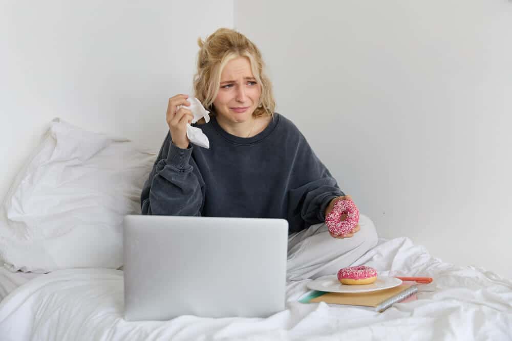 Femme pensive exprimant une détresse émotionnelle pouvant influencer sa santé
