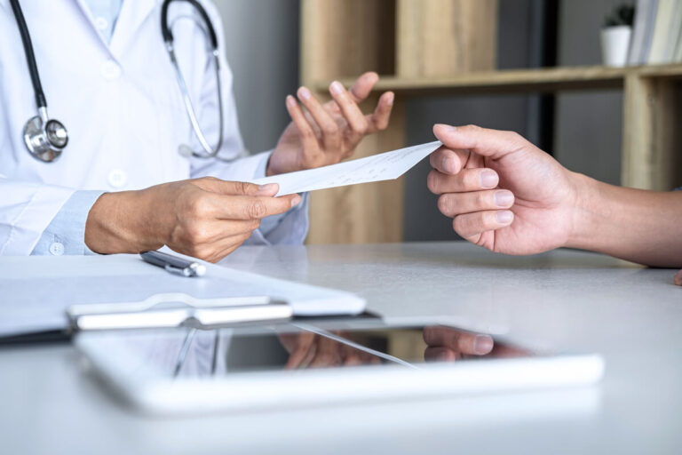 Psychiatre remplissant le certificat médical pour une demande d'AAH.