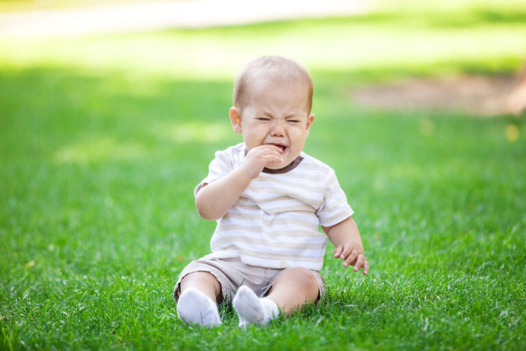 Accueil 1 Enfant de 9 mois pleurant dans son parc illustrant la phase d'opposition.