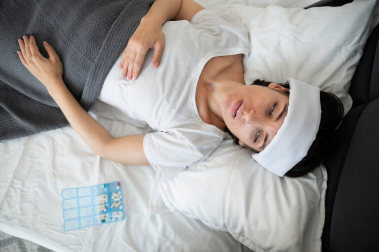 Patient dormant profondément sur son canapé, une poche de glace appliquée sur la joue enflée