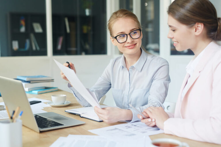 Gestionnaire des ressources humaines expliquant le calcul des RTT sur une fiche de paie à un salarié en temps partiel