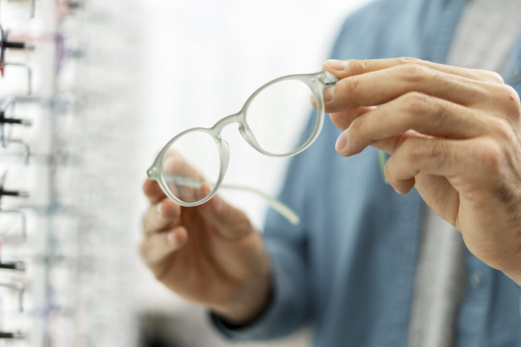 Santé oculaire : pourquoi il ne faut pas négliger le renouvellement de vos verres 4 Gros plan sur des verres de lunettes micro-rayés illustrant la nécessité de les renouveler pour le confort visuel.