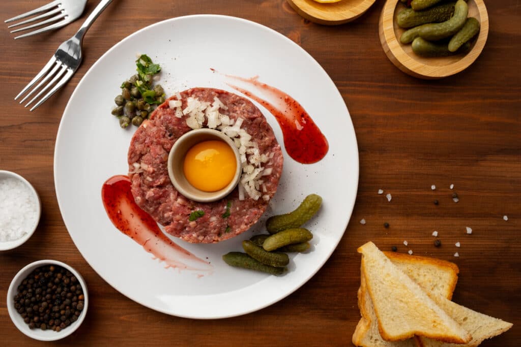 Manque de fer : que manger pour augmenter naturellement ses apports ? 2 Une assiette composée de viande rouge, de foie et de fruits de mer, d'excellentes sources de fer.