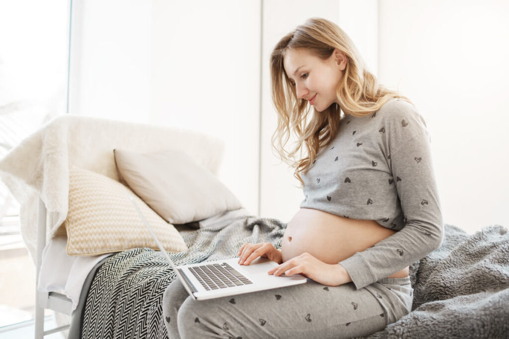 Sac gestationnel trop petit : que faire et faut-il s'inquiéter ? 4 Une future maman en attente de ses examens complémentaires, installée calmement dans une pièce lumineuse.