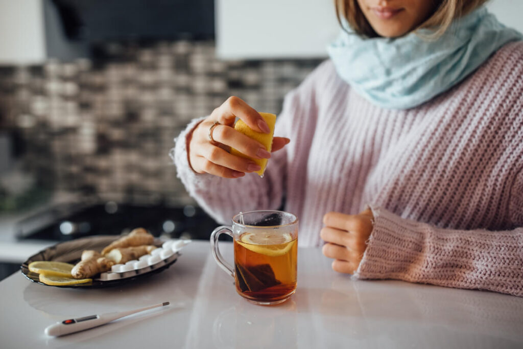 Une tasse d'eau chaude avec du miel pour adoucir les muqueuses de la gorge irritée.