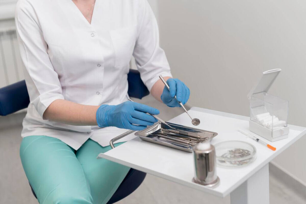 Des outils dentaires stériles au cabinet du chirurgien-dentiste pour soigner une infection de la gencive.