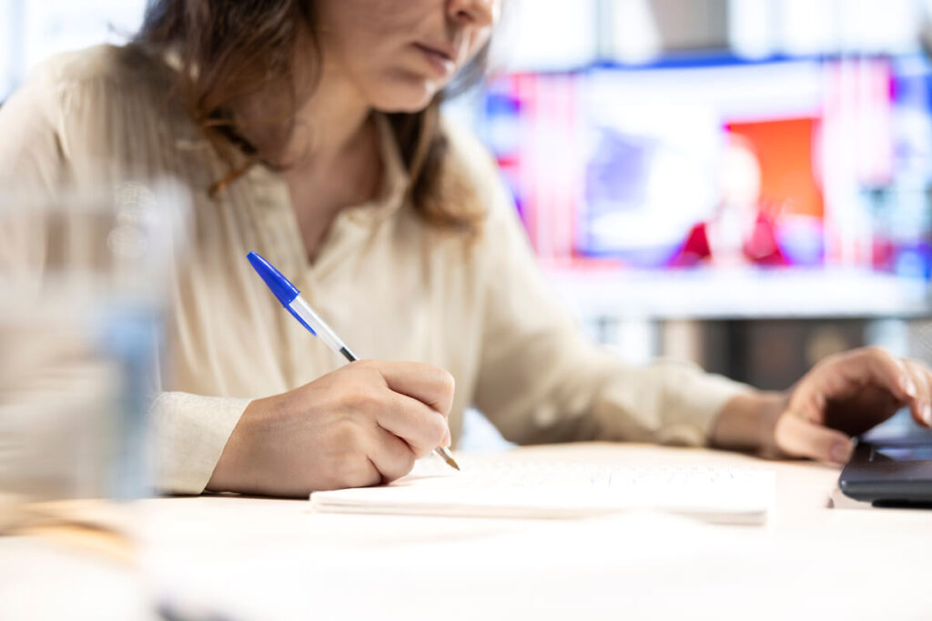 Gros plan sur les résultats chiffrés d'un examen biologique sur papier.