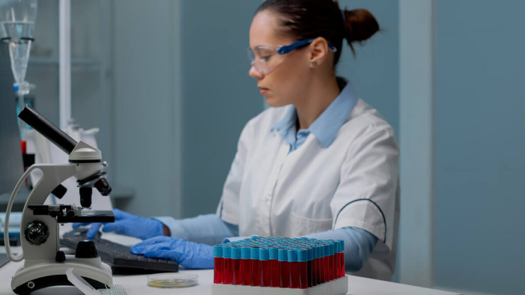 Un médecin spécialiste en immunologie analysant les résultats biologiques d'une prise de sang.