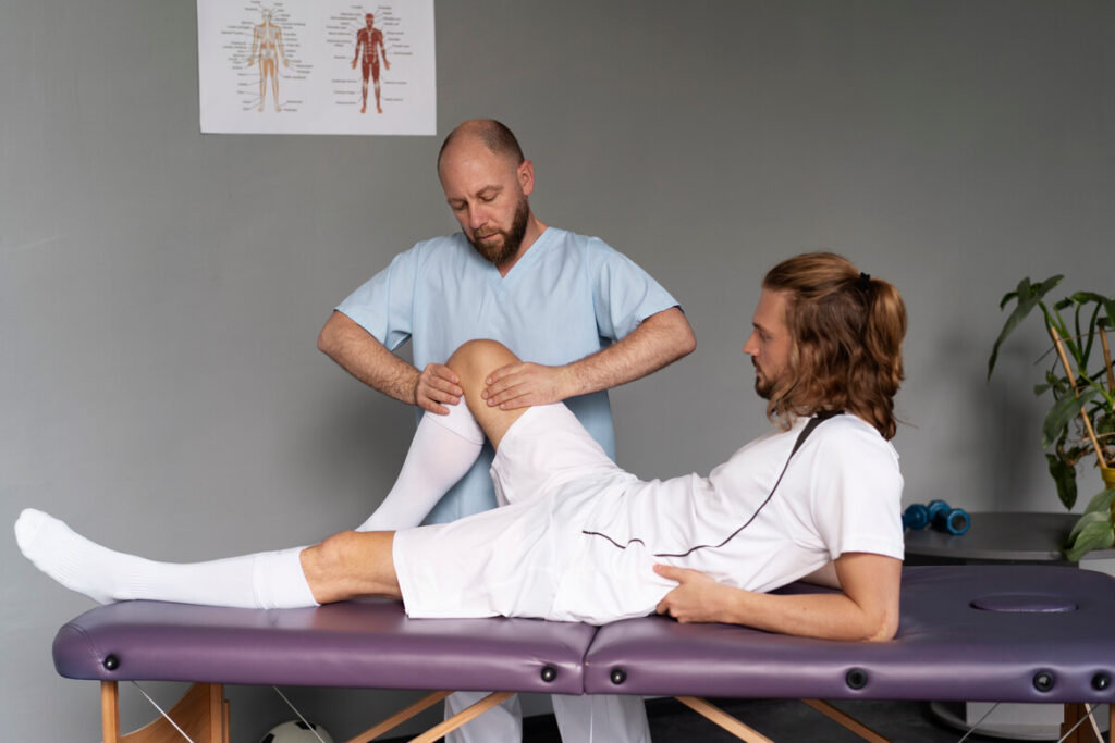 Un spécialiste testant les réflexes d'un patient à l'aide d'un marteau à réflexes lors d'un bilan de santé.