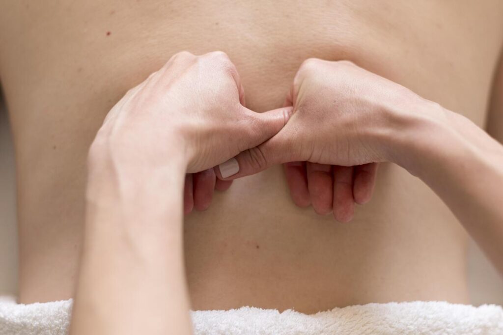 Redécouvrez la souplesse de votre corps grâce au Nuad Thaï 3 Exercice de pressions ciblées avec les pouces sur les lignes de massage du corps.