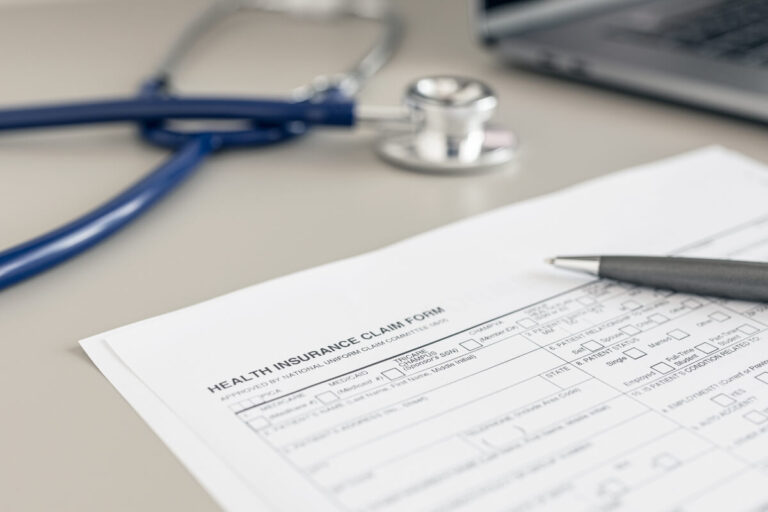 Formulaire officiel de demande de prestation MDPH posé sur un bureau avec un stylo.