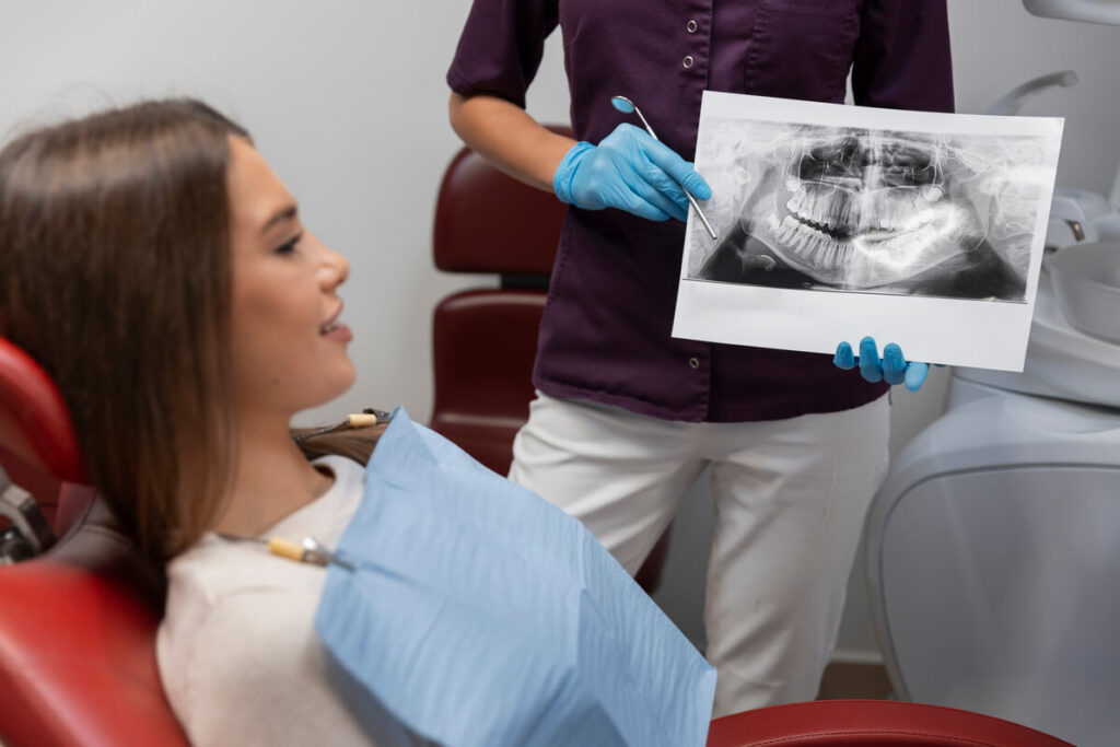 Dent dévitalisée qui bouge : causes, risques et solutions pour la sauver 3 Une radiographie rétro-alvéolaire pour vérifier l'état de l'os autour d'une racine dentaire dévitalisée.