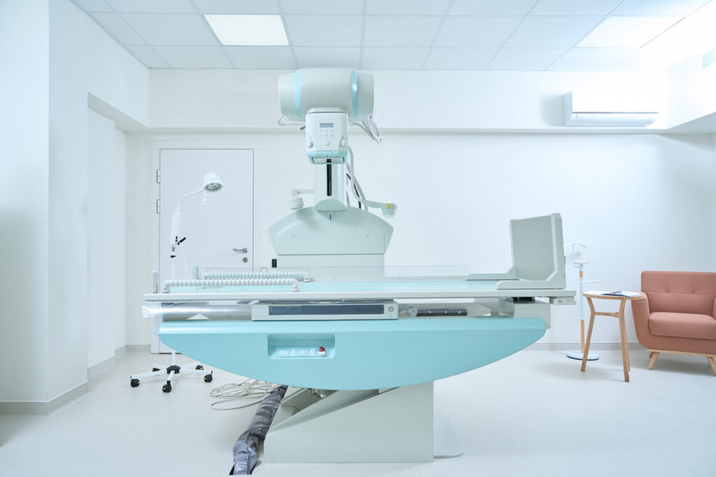 Une salle de radiologie médicale avec l'équipement nécessaire pour réaliser une table de contraste de l'utérus.