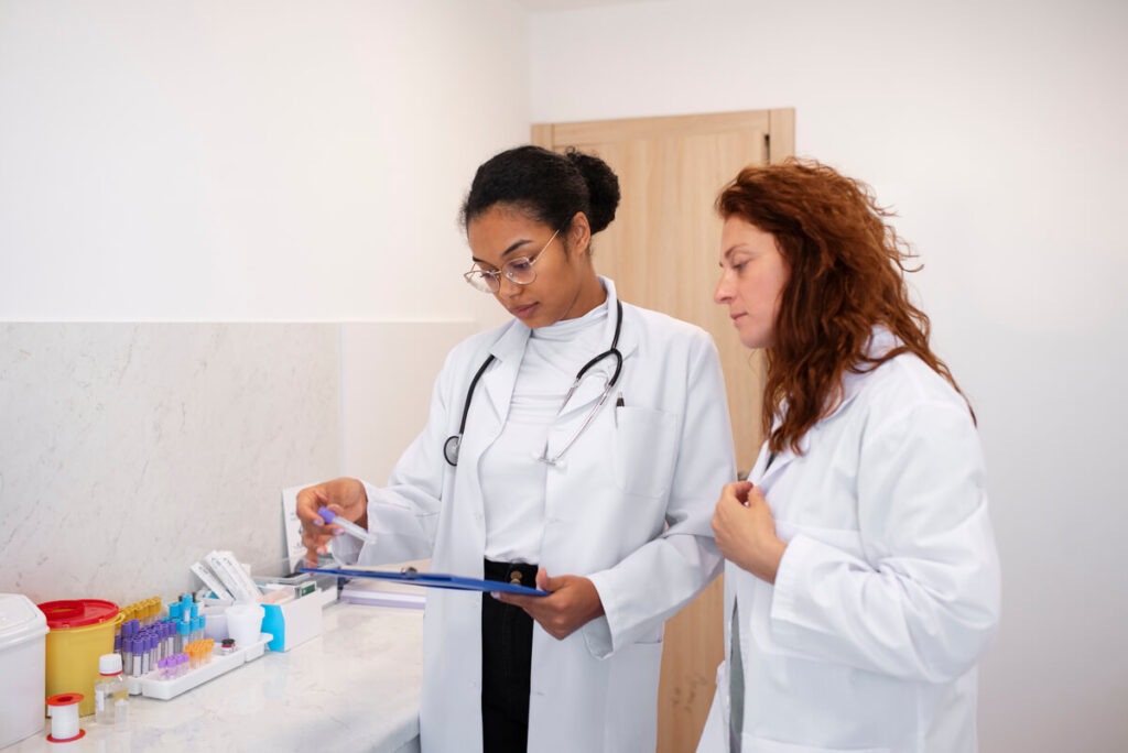 Un professionnel de santé analysant un compte-rendu de laboratoire avec un dosage d'anticorps ANCA.
