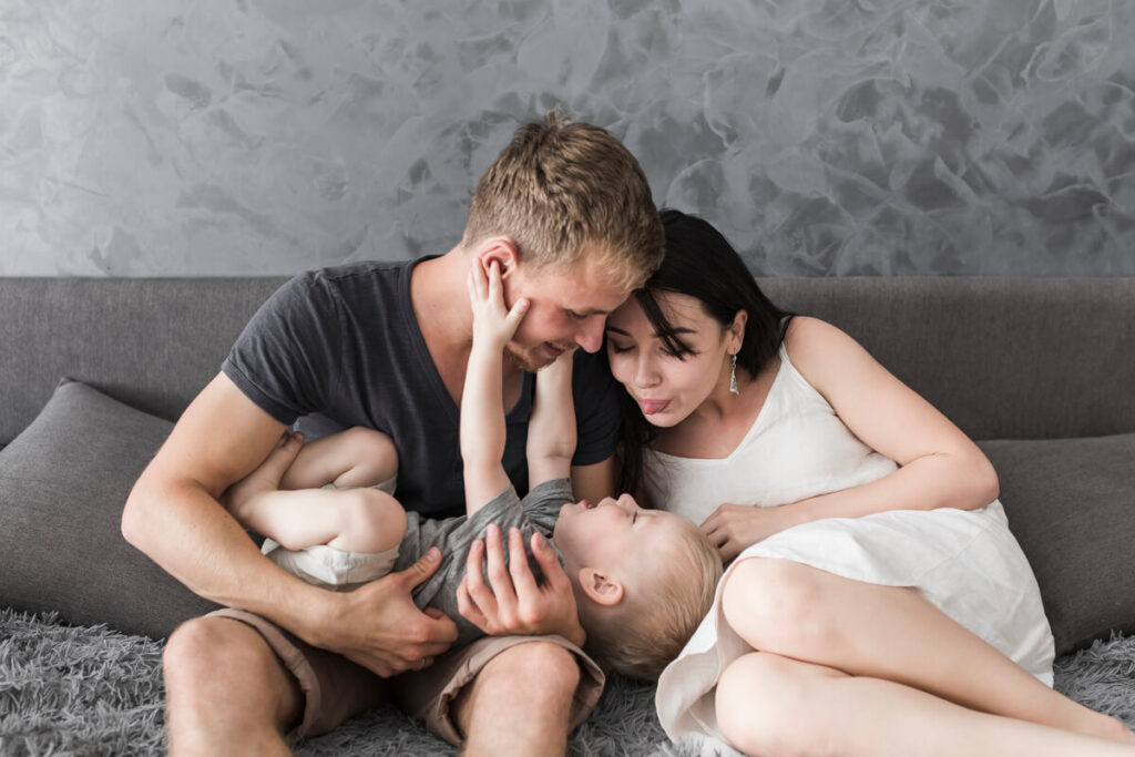 Deux parents rhésus positif peuvent-ils avoir un enfant rhésus négatif ? 4 Un couple de parents heureux regardant leur nouveau-né, illustrant les lois de l'hérédité.