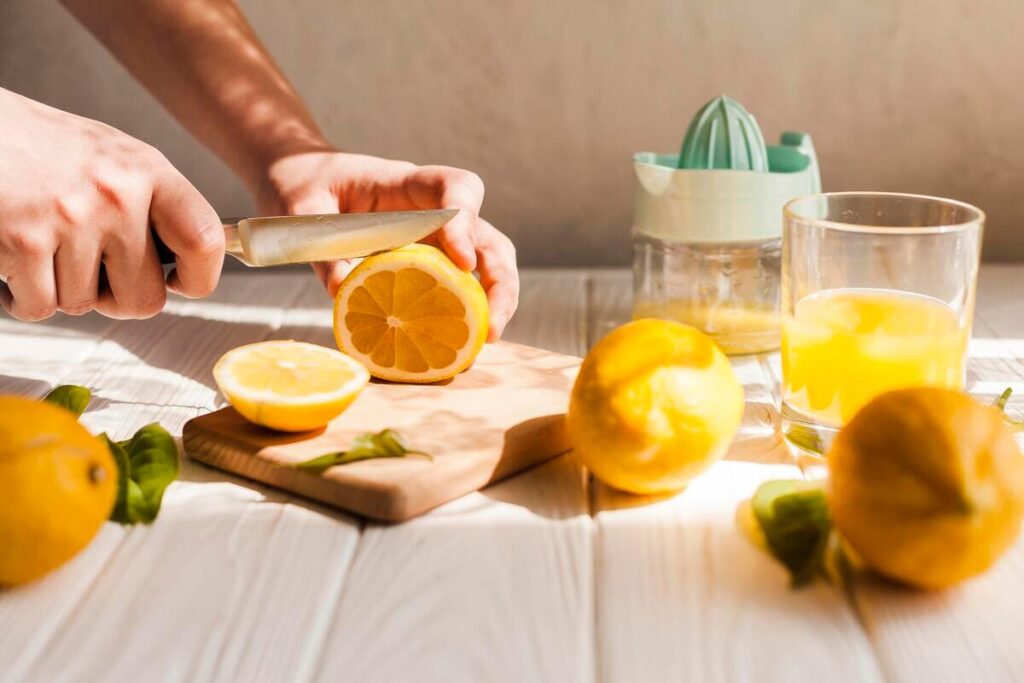 Manque de fer : que manger pour augmenter naturellement ses apports ? 4 Un filet de jus de citron pressé sur un plat pour illustrer l'absorption du fer grâce à la vitamine C.