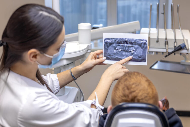 Examen visuel d'une molaire dévitalisée présentant une légère mobilité chez le dentiste.