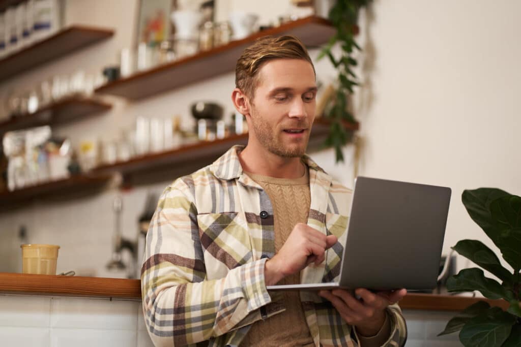 CBD : un phénomène lifestyle qui redessine tout un marché 4 Un internaute consultant les rapports de laboratoire et les avis clients sur le site de vente en ligne d'une marque transparente.