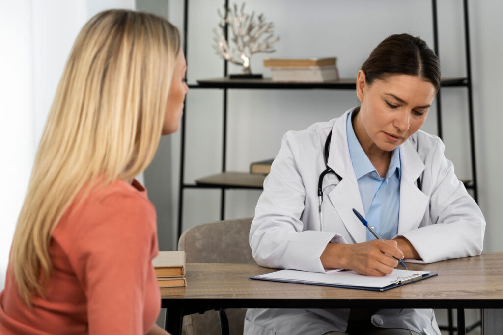 Durée d'un arrêt maladie pour infection urinaire : ce qu'il faut savoir 2 Un médecin remettant une ordonnance de soins et un arrêt de travail à une patiente.