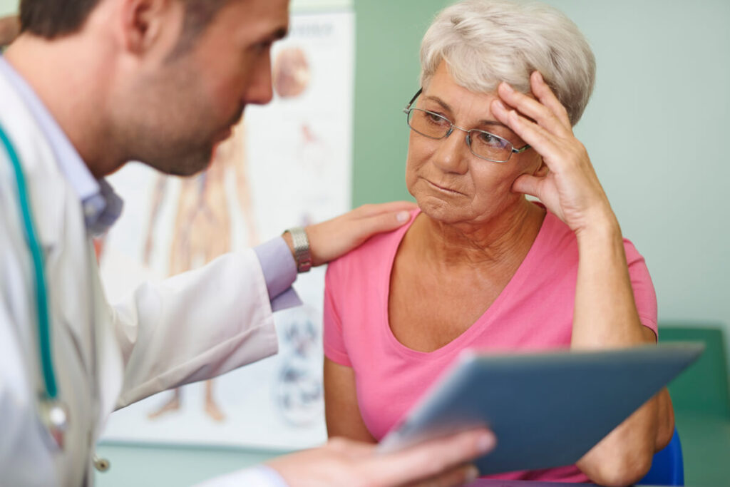 Un médecin pratiquant un examen neurologique de routine pour rassurer un patient.