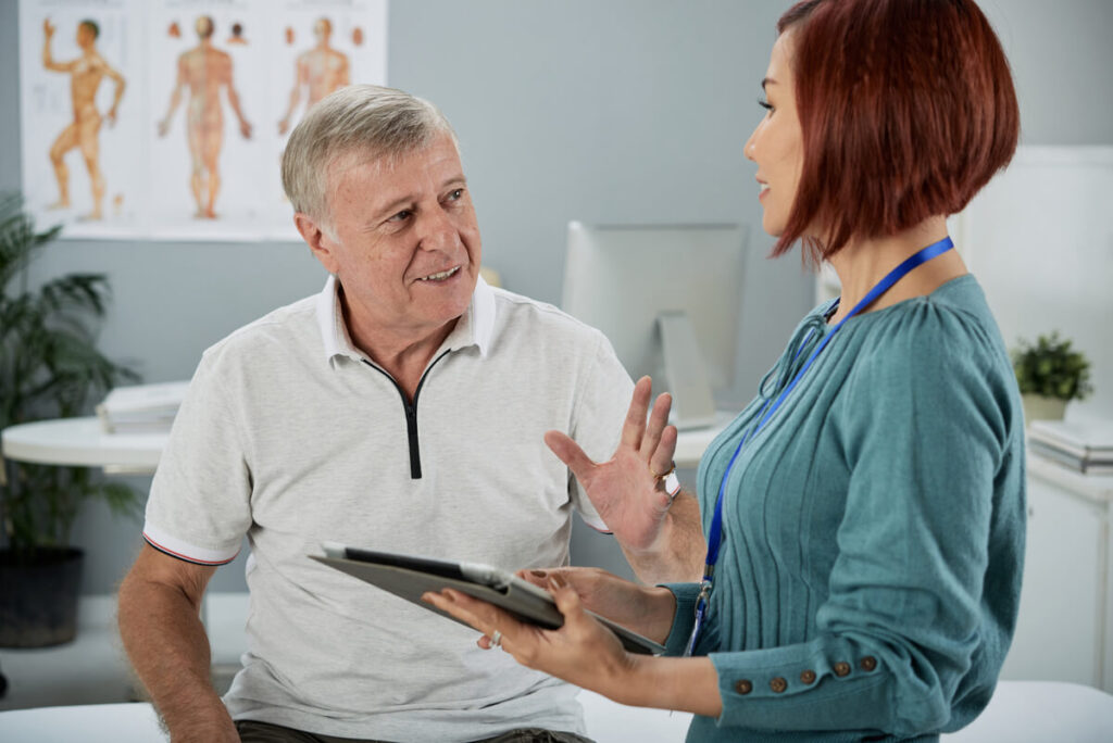 Un professionnel de santé réalisant un bilan auditif complet pour établir un devis 100% Santé.