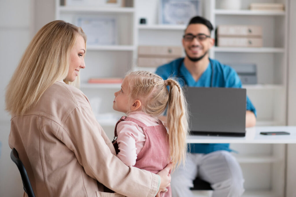 Farine pour bébé de 1 mois : est-ce autorisé et quels sont les risques ? 4 Un pédiatre conseillant des parents sur l'alimentation et la croissance de leur bébé.