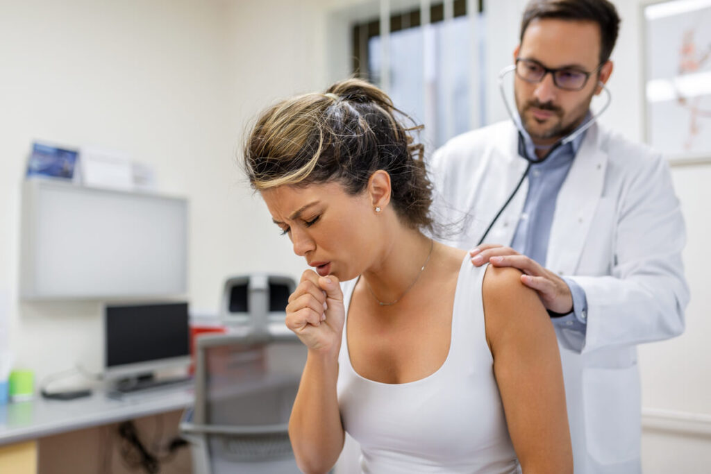 BPCO et droit à l'allocation AAH : conditions, démarches et dossier MDPH 3 Un médecin pneumologue analysant les résultats d'un test de souffle avec son patient.