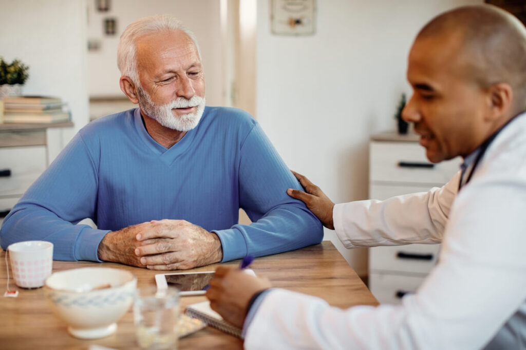 Un homme senior échangeant avec son urologue lors d'une visite de suivi.