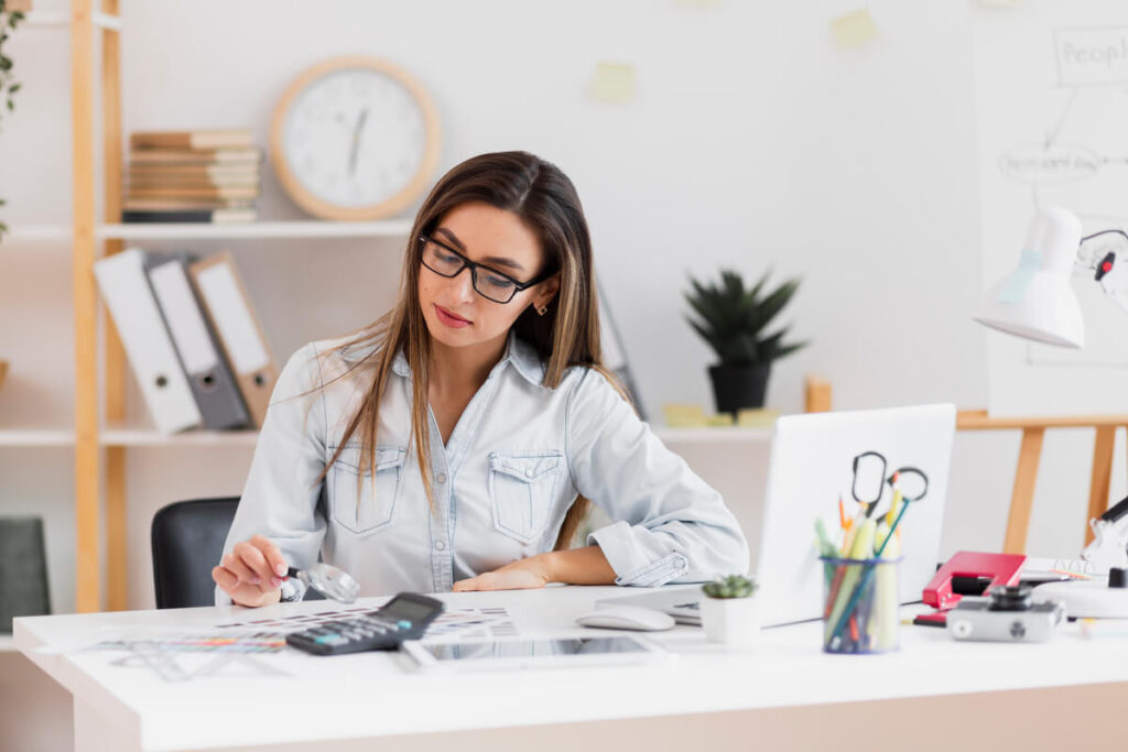 Une professionnelle indépendante calculant ses déductions fiscales de cotisation de santé avec sa comptabilité.