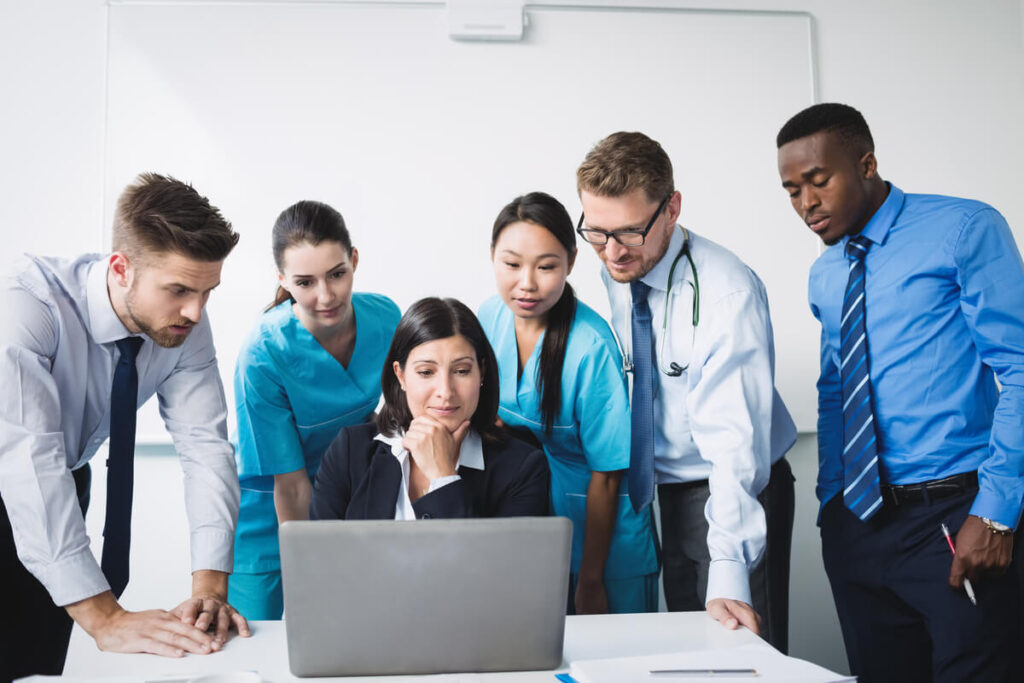 Formation Leadership et management : savoir mobiliser, motiver et accompagner ses équipes 3 Une réunion d'équipe médicale où le responsable adapte sa posture pour encourager l'autonomie des collaborateurs.