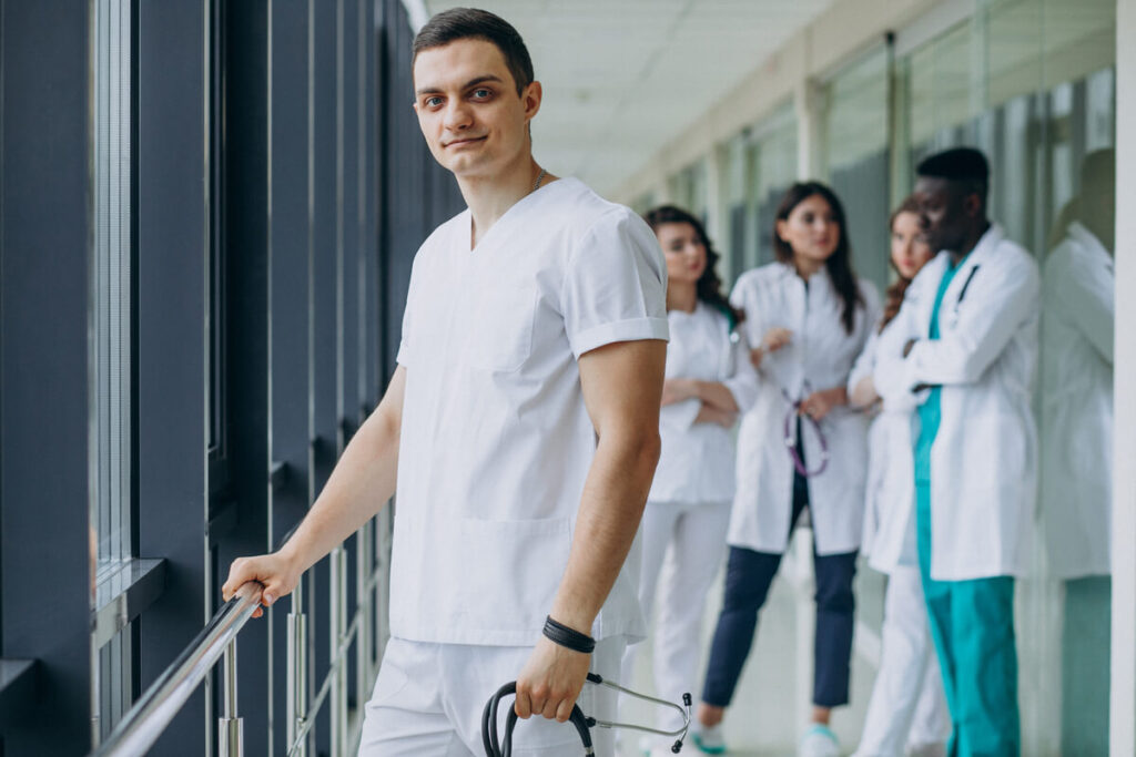 Devenir infirmier en Italie : équivalence, salaire et démarches de recrutement 2 Un professionnel de santé en blouse médicale travaillant dans un hôpital italien.