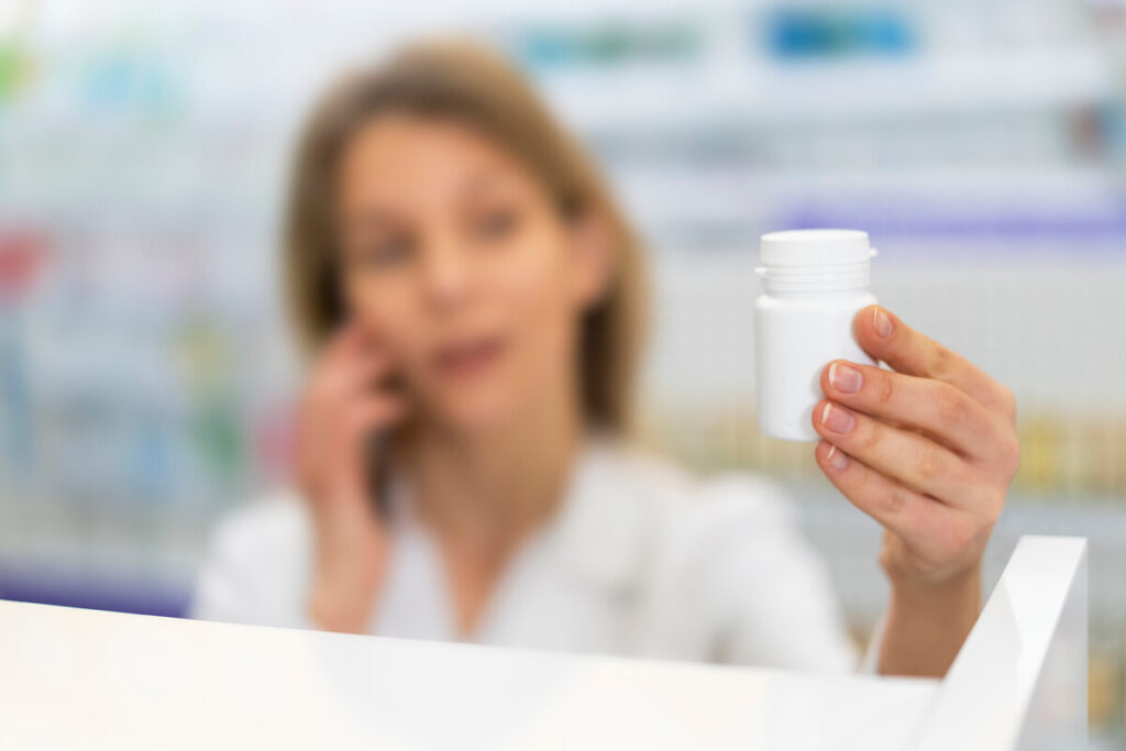 Injection de Décapeptyl difficile : conseils d'infirmière pour réussir le soin 3 Une boîte de traitement médical pour l'aide à la procréation posée sur un meuble propre.