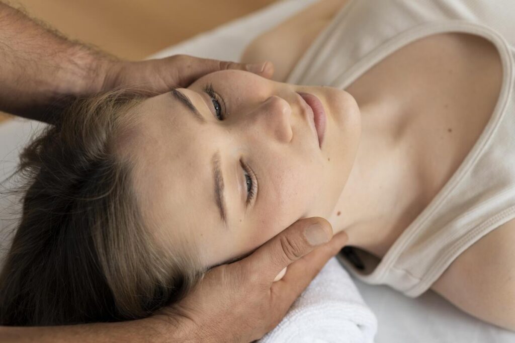 Frisson au crâne : quelles sont les causes de cette sensation de picotement ? 3 Une séance de massage crânien relaxant pour apaiser les tensions nerveuses de la tête.