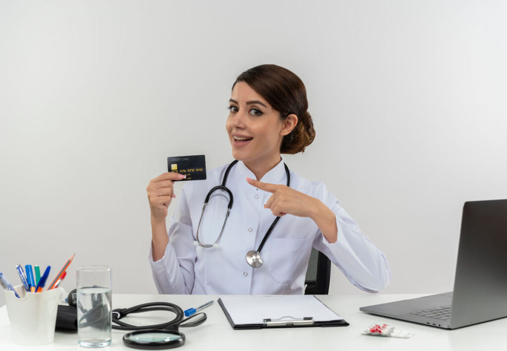 Une carte vitale posée à côté d'un devis de soins dentaires pour illustrer les remboursements de santé.