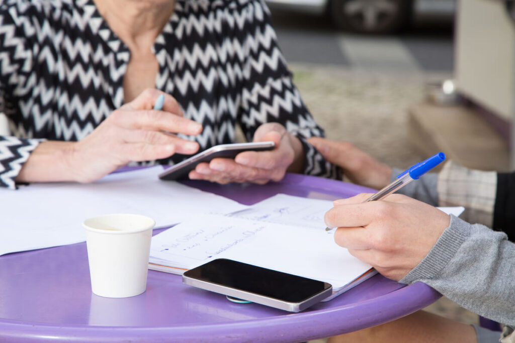 BPCO et droit à l'allocation AAH : conditions, démarches et dossier MDPH 2 Une personne remplissant un formulaire officiel d'aide sociale sur une table.