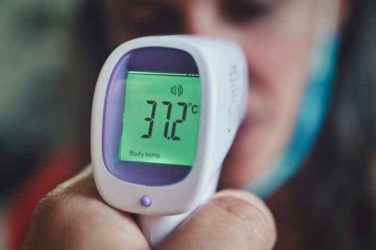 Accueil 3 Un thermomètre numérique affichant une température corporelle légèrement en dessous de 37 degrés.