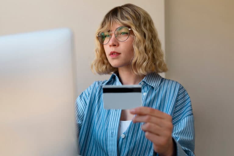 Personne en phase d'euphorie dépensant sans compter avec sa carte bancaire.
