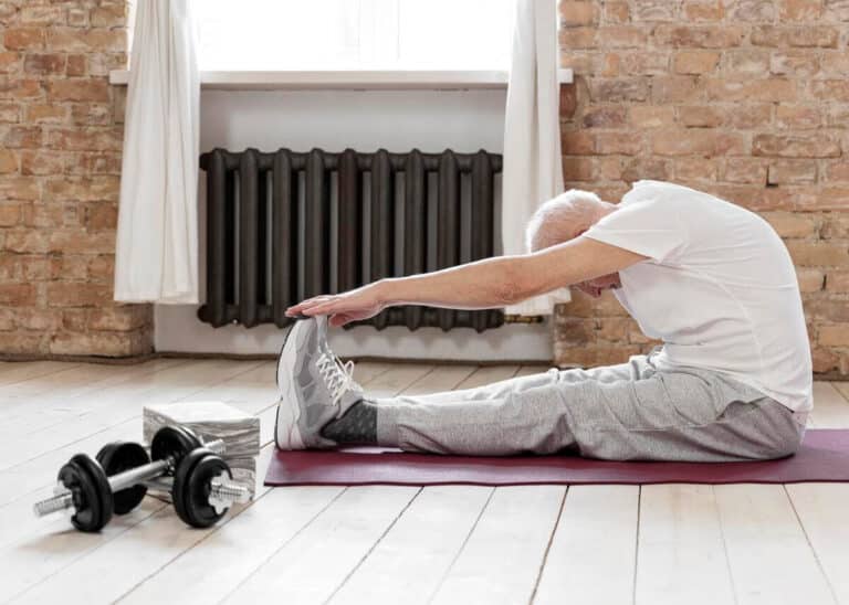 Personne atteinte de spondylarthrite pratiquant des étirements doux et du renforcement musculaire.
