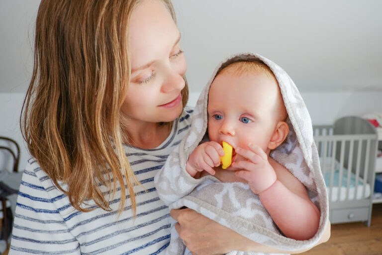 Bébé mordillant un anneau de dentition réfrigéré pour soulager l'inflammation de ses gencives.