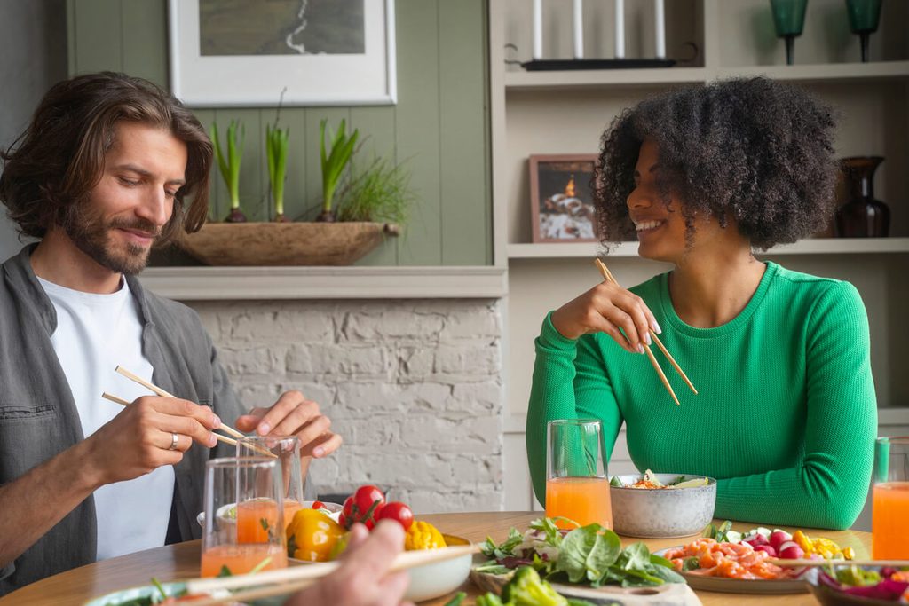 Déjeuner sain et équilibré composé de légumes et protéines favorisant l'absorption des vitamines.