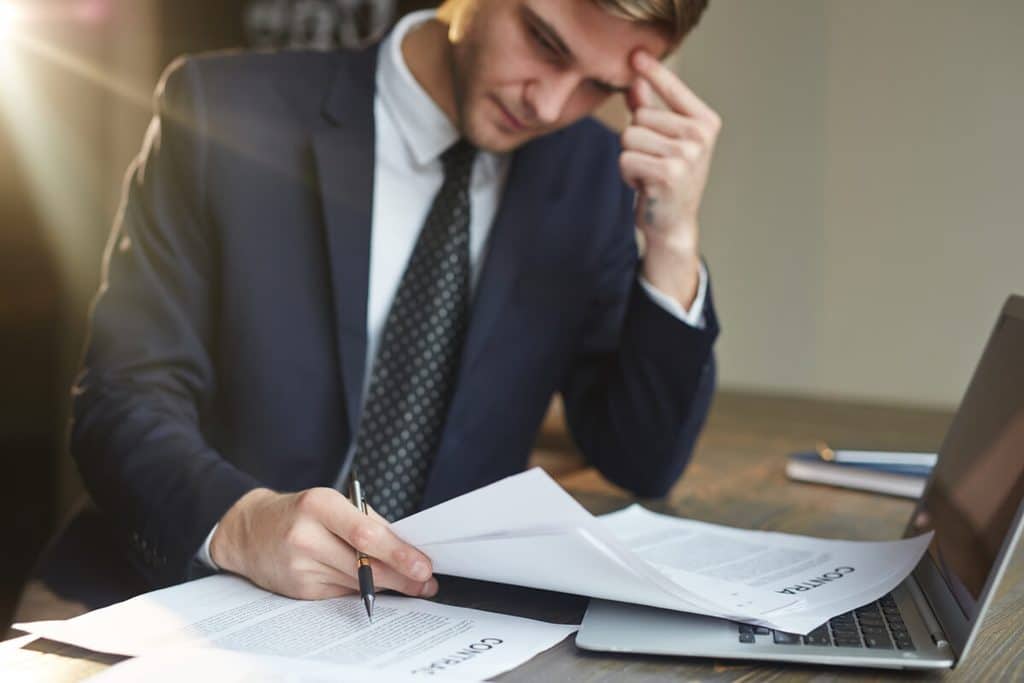 Avocat en dommage corporel analysant un dossier pour obtenir une indemnisation juste après un accident.