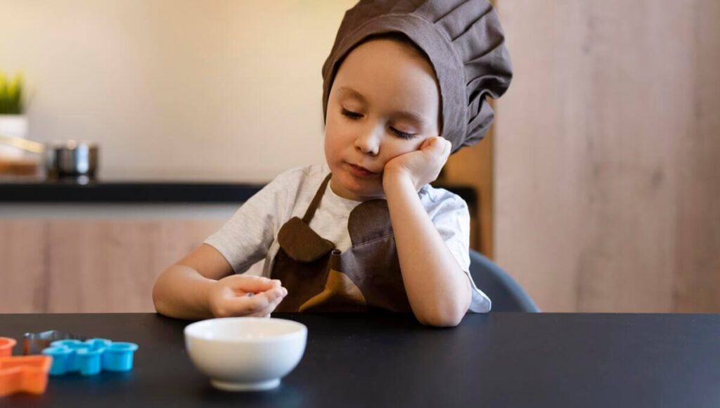 Mousse au chocolat : à partir de quel âge peut-on en donner à son enfant ? 2 Bébé goûtant une purée de cacao adaptée lors de la diversification alimentaire.