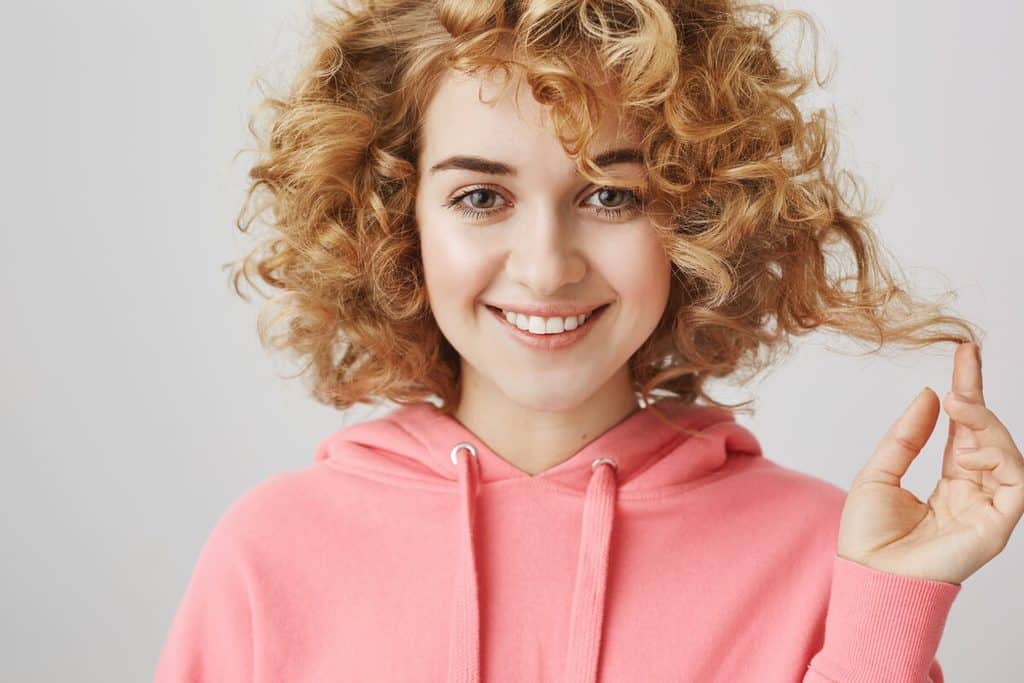 Résultat de belles boucles souples et volumineuses après une permanente moderne.