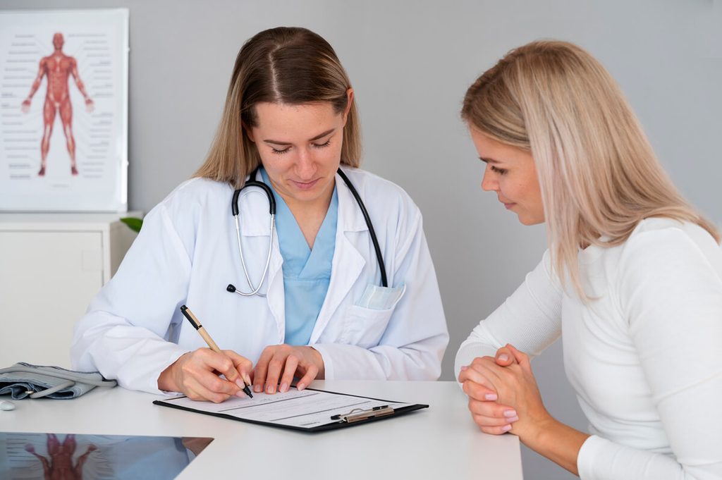 Grossesse évolutive mais pas de rythme cardiaque : explications, termes et conduite à tenir 3 Médecin gynécologue expliquant les résultats d'un dosage sanguin de bêta-hCG quantitatif.