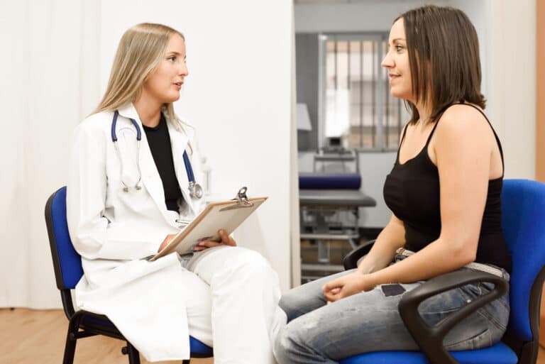 Accueil 1 Patiente en consultation médicale pour des douleurs pelviennes et digestives liées à l'adénomyose.